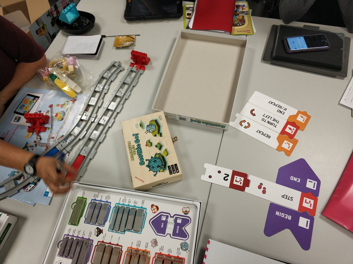 dhispano's tweet image. Avui primera sessió del Seminari de robòtica organitzat pel @CRPsarriaSG on hem parlat de Code Express, Edison, Neuron, ScottieGo, on hem estat comentant les possibilitats  de la versió magnètica, scratch, Micro:Bit.