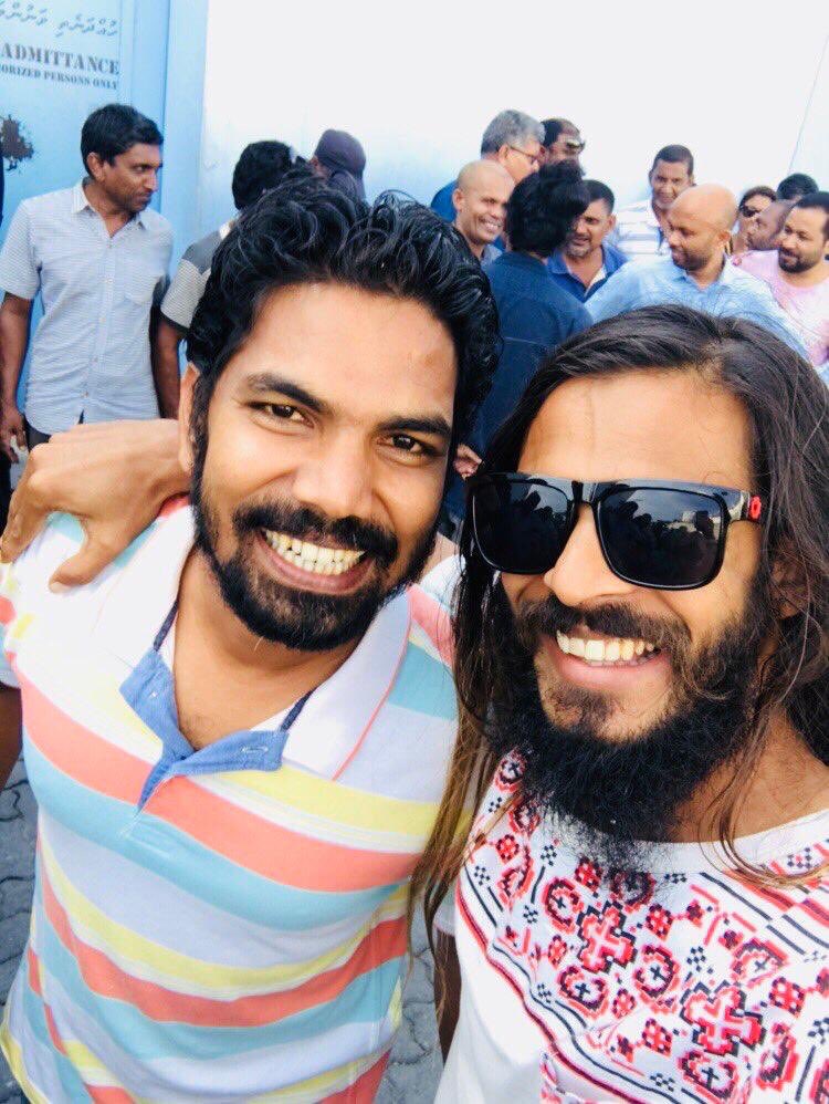 AliHashimSmith1's tweet photo. އެ ހިތްވަރު، އެ ފަންވަރު އަހަރެމެން ހަނދާނުން ނުފޮހެވޭ،
إن شاء الله ދެންވެސް ހޮވާނީ މުހައްމަދު ނަޝީދު އަދި މުހައްމަދު ޝިފާޒު💛
#VoteAnniShippe💛✔️
#MdpLeadershipElection https://t.co/i0s654Z1PB