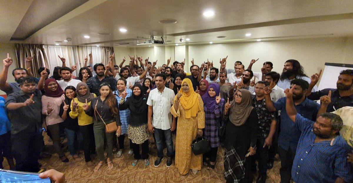 AliHashimSmith1's tweet photo. އެ ހިތްވަރު، އެ ފަންވަރު އަހަރެމެން ހަނދާނުން ނުފޮހެވޭ،
إن شاء الله ދެންވެސް ހޮވާނީ މުހައްމަދު ނަޝީދު އަދި މުހައްމަދު ޝިފާޒު💛
#VoteAnniShippe💛✔️
#MdpLeadershipElection https://t.co/i0s654Z1PB
