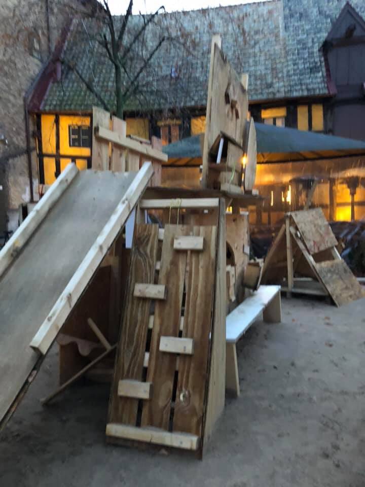 Experimentar, jugar, crear, aprendre... amb recursos naturals i a l’aire lliure. Espai públic de creació i de joc a #Malmö (Suècia) #mestrespelmón #viantjantsapren <a href="/OctavioPazBCN/">Escola Octavio Paz</a>