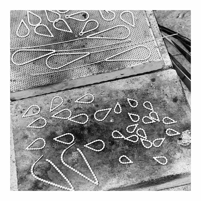 KRyanJewellery's tweet photo. It’s a crazy busy here at the moment getting stock made for Living North York next week! Today is lots of beaded teardrops! ⚒ 🔥 
#wip #atthebench #designermaker #handmadeisbest https://t.co/lVglgLSvAo https://t.co/YlIDTCPYH8