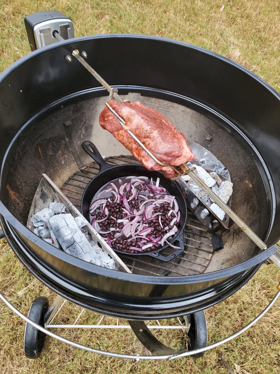 Firebasedcook's tweet image. Some beef chuck barbacoa with a bean soup just starting. Think its gonna turn out well. #firepit #firepitcooking #grilling #BBQ