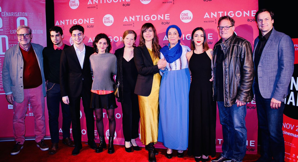 La fierté est palpable sur le tapis rouge ce soir pour le film #Antigone. La réalisatrice Sophie Deraspe est solidement entourée par son équipe. 

Au cinéma dès le 8 novembre!