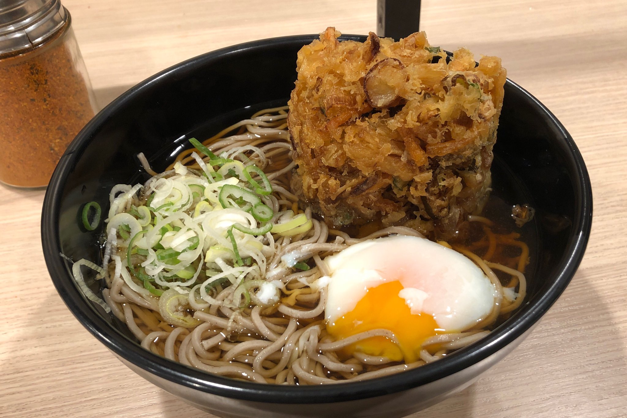 Ts 品川駅の吉利庵でかき揚げ温玉そば 6円 提供スピードは箱根そば本陣に勝るかもしれない 体感では10秒かかってないかな かき揚げ蕎麦吉利庵 吉利庵 かき揚げ温玉そば 品川駅 立ち食いそば 立ちそば 蕎麦 路麺 Tachisoba 蕎麦活 蕎麦好き Ts 品川駅の吉利庵でかき揚げ温玉そば 6円 提供スピードは箱根そば本陣に勝るかもしれない 体感では10秒かかってないかな かき揚げ蕎麦吉利庵 吉利庵 かき揚げ温玉そば 品川駅 立ち食いそば 立ちそば 蕎麦 路麺 Tachisoba 蕎麦活 蕎麦好き