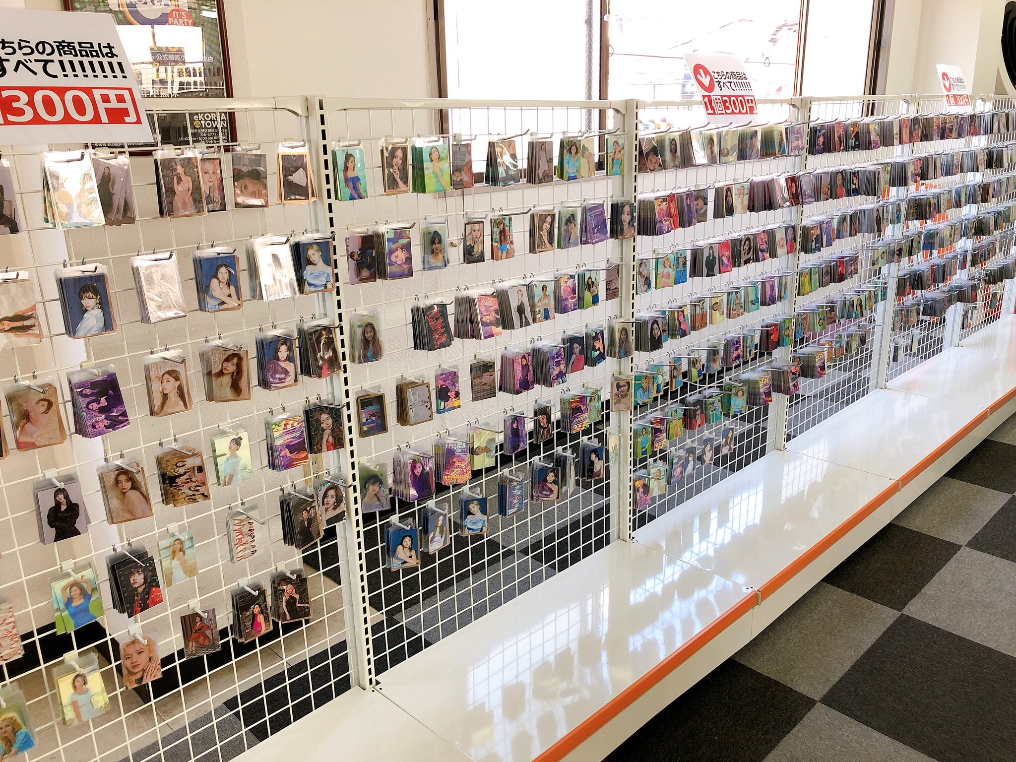 Ekorea 鶴橋店舗限定情報 Twice 本日ekorea２階にて Twiceフォトカード ペンライト イメージピケットなど Twiceのグッズ販売中です 是非お立ち寄りくださいませ T Co Zdquyr29yj Twitter