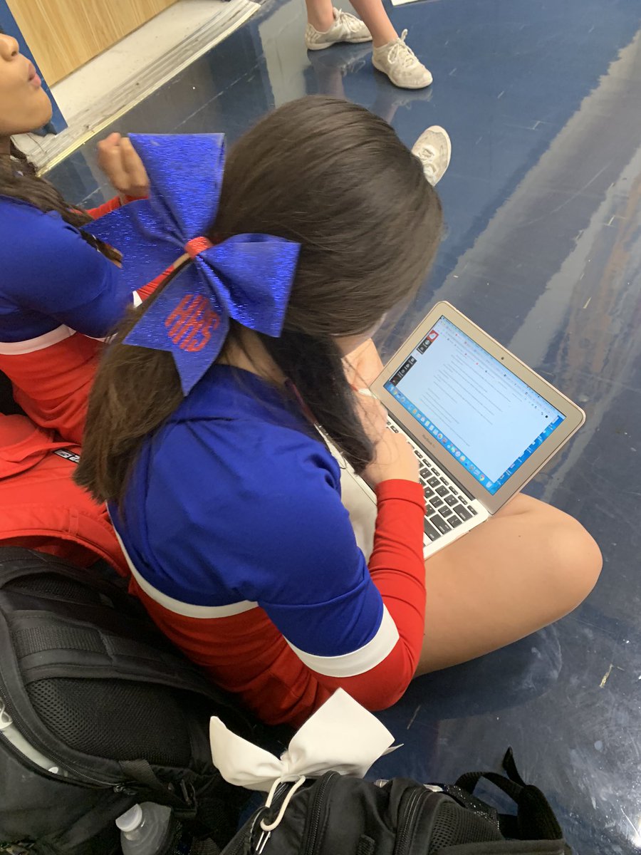 The_Queen_Bien's tweet photo. #cheerleaderproblems Volleyball Playoff game with a paper due tomorrow. https://t.co/CjyYlCKUcQ