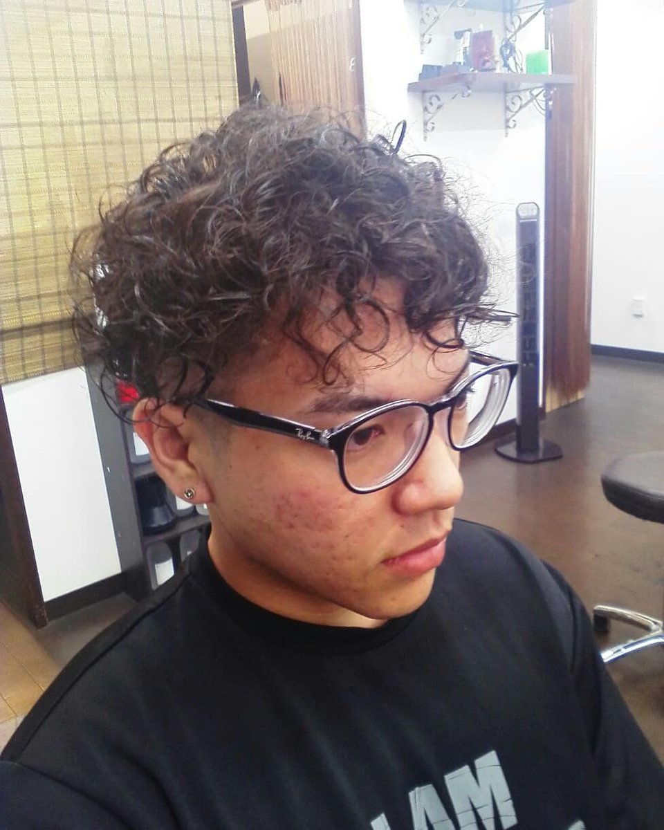 Hair 癒庵 フェードスタイル パーマ ツーブロック編 高く刈り上げたフェードスタイルにパーマ ワイルドなスタイルでカッコイイです O 沖縄 泡瀬 理容室 床屋 美容室 メンズカット メンズ髪型 ツーブロック キッズカット フェード バーバースタイル