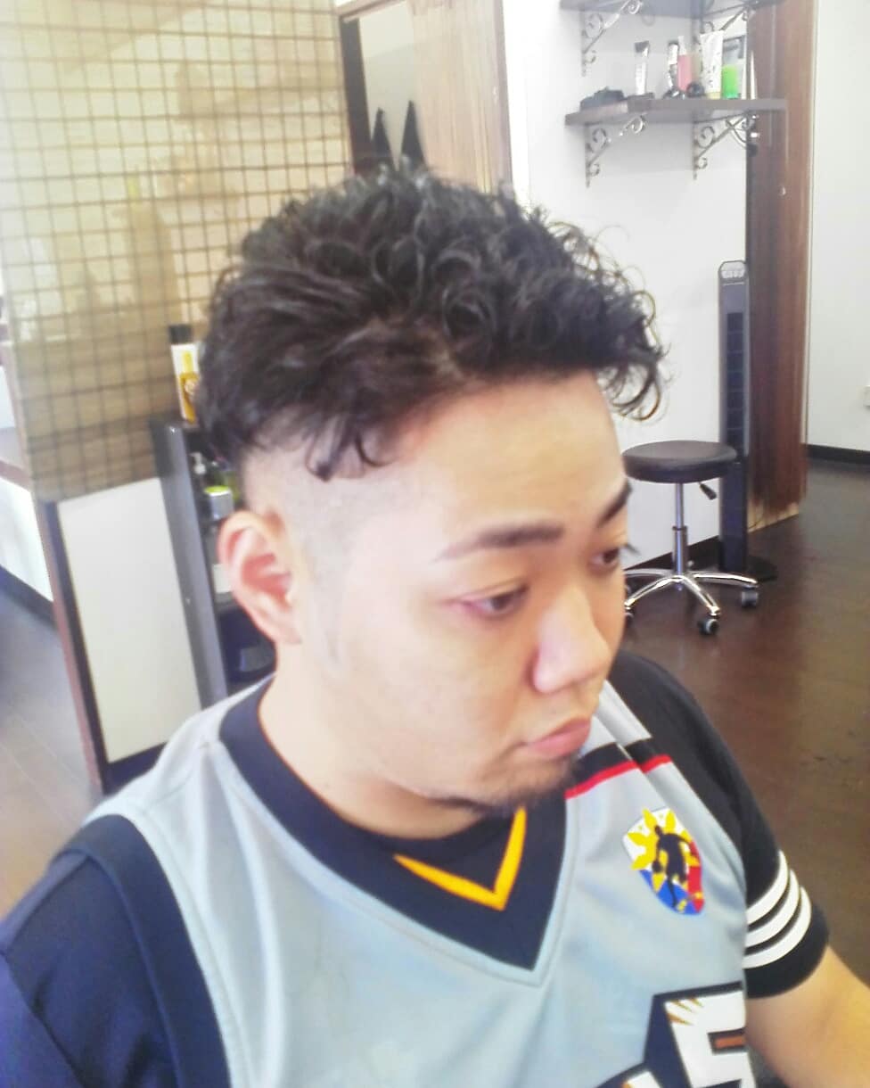 Hair 癒庵 フェードスタイル パーマ ツーブロック編 高く刈り上げたフェードスタイルにパーマ ワイルドなスタイルでカッコイイです O 沖縄 泡瀬 理容室 床屋 美容室 メンズカット メンズ髪型 ツーブロック キッズカット フェード バーバースタイル