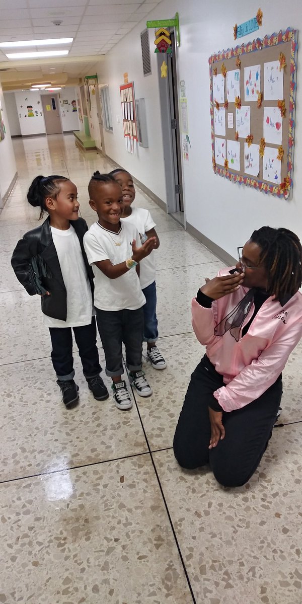 kimberue1's tweet image. 50 days smarter... How rocking are these guys... Im one lucky Pink Lady... #50DaysSmarter #@BellfortECCHISD #KinderVibes