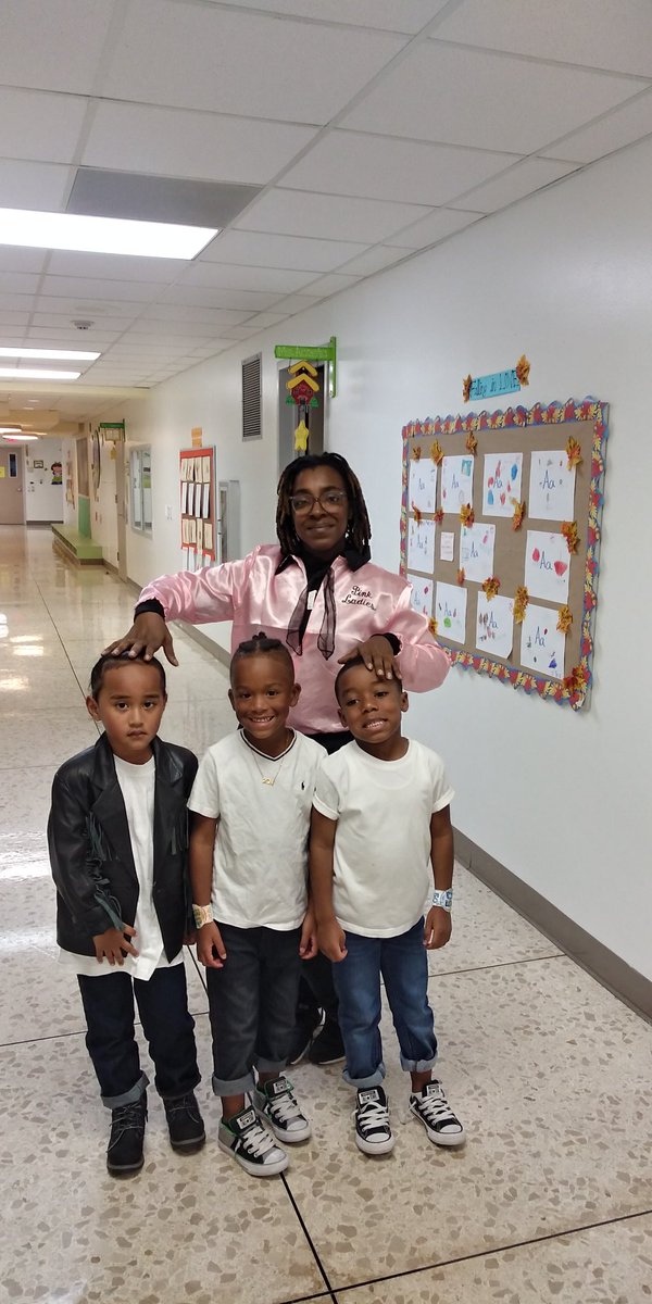 kimberue1's tweet image. 50 days smarter... How rocking are these guys... Im one lucky Pink Lady... #50DaysSmarter #@BellfortECCHISD #KinderVibes