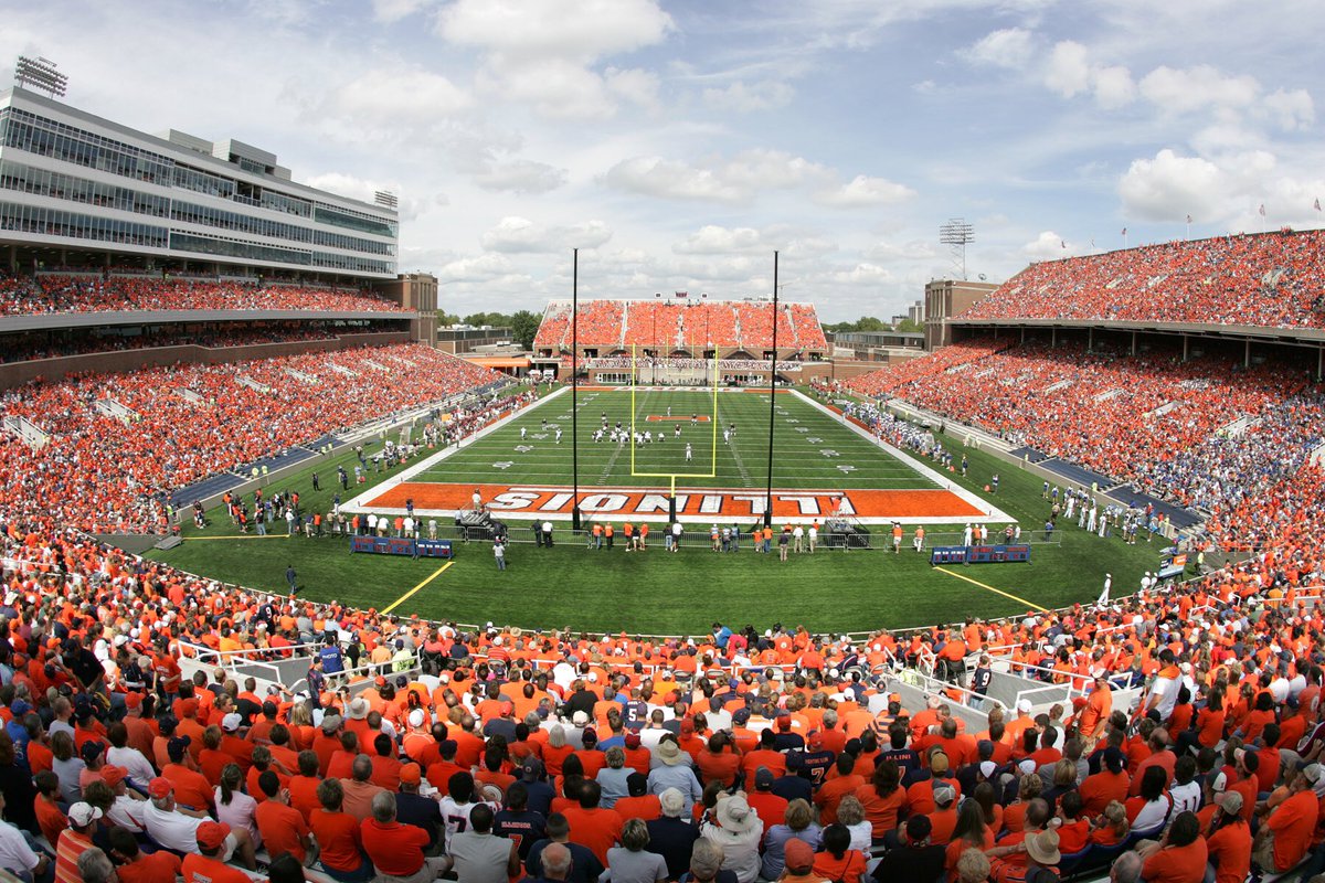 AnthonyShipton's tweet photo. Just had a great talk with coach @UICoachClark @LovieSmith Beyond blessed to receive an offer from The University of Illinois #littyville https://t.co/Ir5whyMyWg