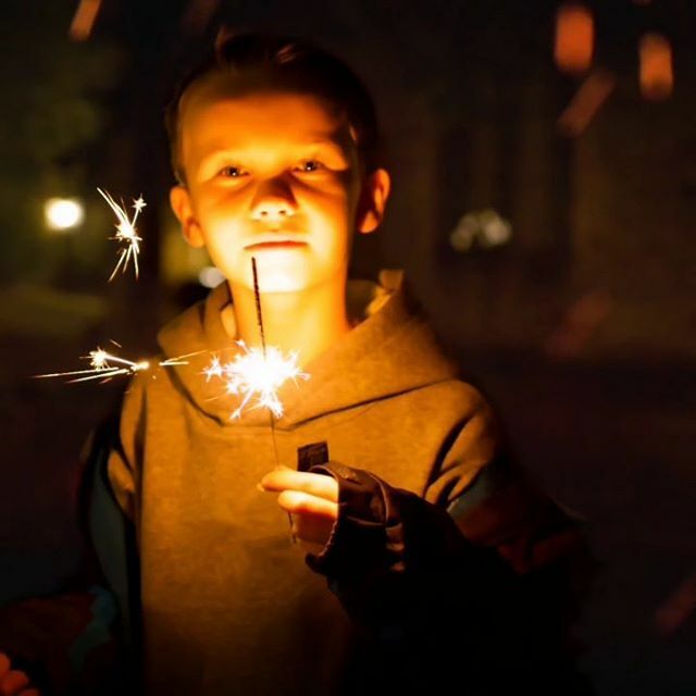 VickyCombs13's tweet photo. Penny For the Guy..... @itsgreatupnorth @mykindoftoon @visualambassadors
#splendid_shotz #yourshotphotographer #sigma30mmf14 #nightphotography #night #portraitphotography
#pixelloo #agameoftones
#theimaged #fatalframes #autumnvibes #outdoorphotography #j… https://t.co/tVy0qXjq07 https://t.co/dsFsKP4ywI