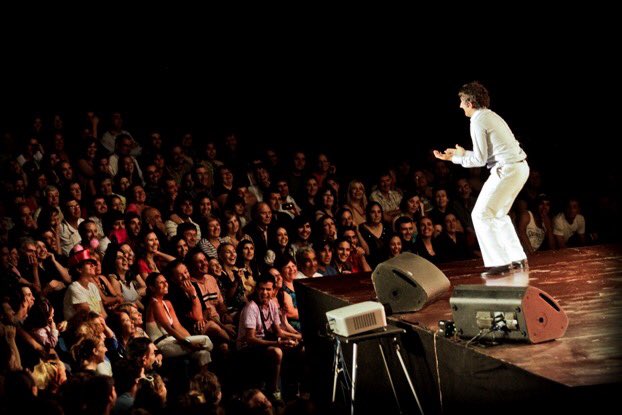 Un 16 de diciembre de 2010 plasmábamos por primera vez esa idea loca: que un actor monologuista se presentara solito y solo ante un Teatro de Verano desbordado de gente. Fue histórico. Nadie creía que semejante quimera podía ser posible. Solo el público confió. (Sigue👇)