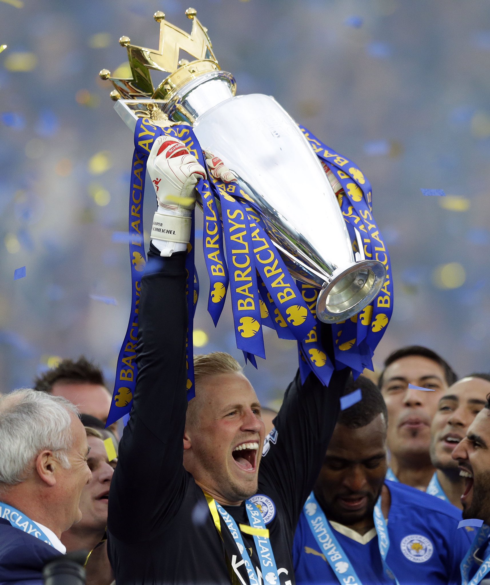 Happy 33rd birthday to winning goalkeeper Kasper Schmeichel What an unforgettable season 