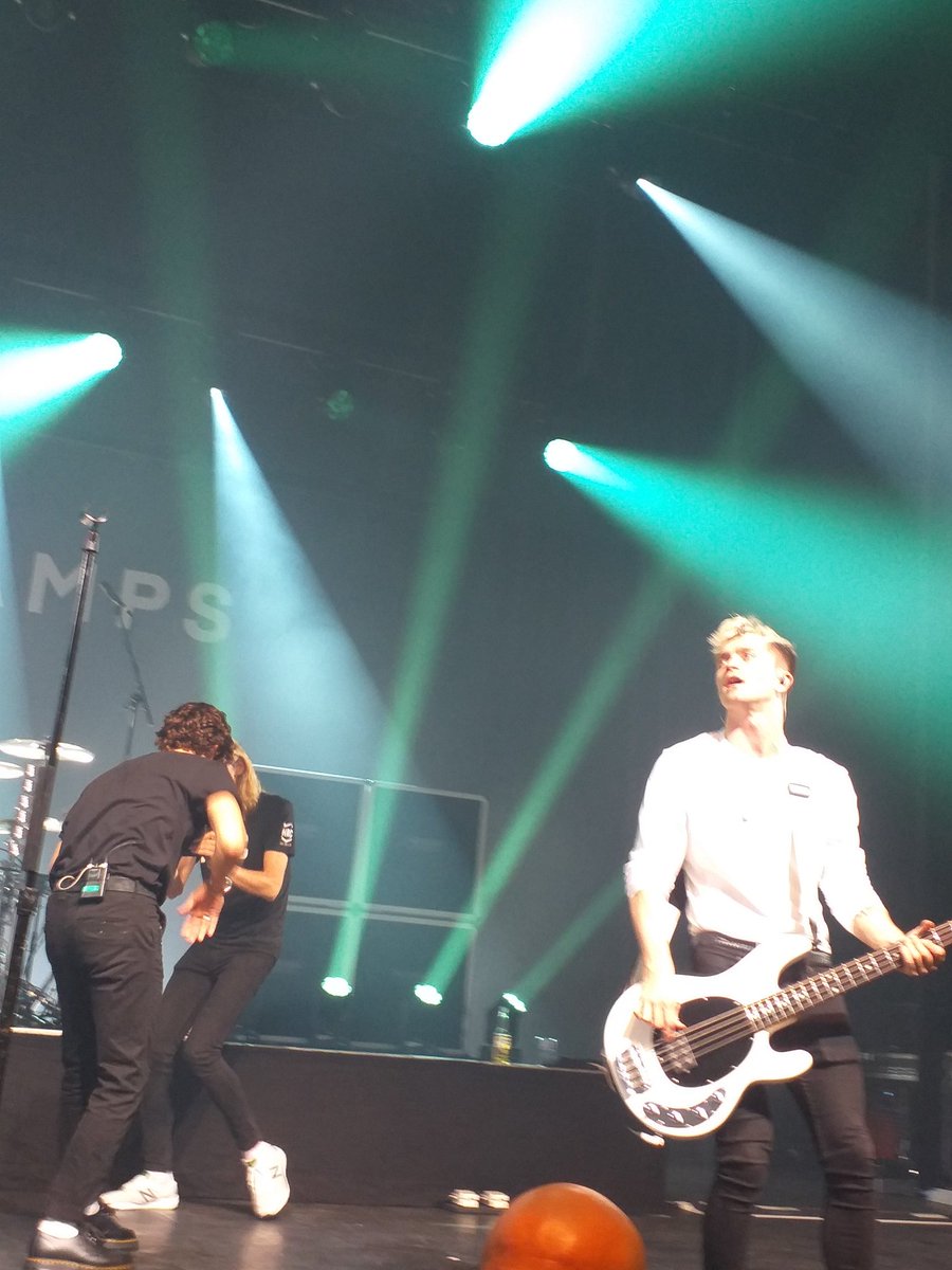 misspriscillia's tweet photo. Omg best night ever thanks you so so much @TheVampsband @TheVampsBrad @TheVampsJames @TheVampsTristan @TheVampsCon ❤❤❤🇧🇪🇧🇪 brussels love you #fourcornerstourbrussels #FourCornerstour #FourCornerstoureurope #brussels #thevampsvip #thevamps dream come true 🇧🇪🎸❤❤ https://t.co/ECANlDR8Vw