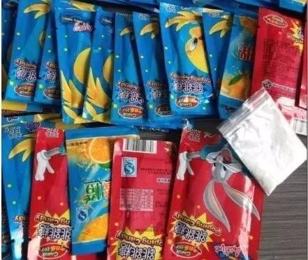 murongshaoqiu's tweet photo. 新型毒品

G毒（液體迷魂）
麻布煙
香料（精靈、佐海）
六角（苯丙胺類番仔）
喵喵（甲氧麻黃酮）
紅冰
阿拉伯茶（恰特草）
一號膠囊（二甲基色胺）
跳跳糖（沖劑）
喪屍浴鹽（甲卡西酮）
迷幻蘑菇（天然植物） https://t.co/5hLlXf7Rws