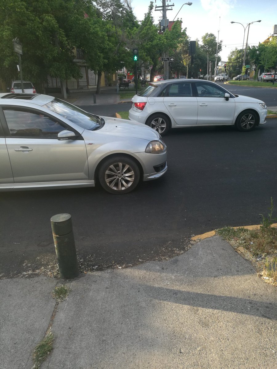 bdelavex's tweet photo. @Muni_provi no existe paso de peatones en esquina Diego de Almagro con Amapolas. Arreglo de calle finalizó? Peligro para peatones, vehículos no se detienen...vecinos piden ayuda. https://t.co/s6OwtQyMvJ