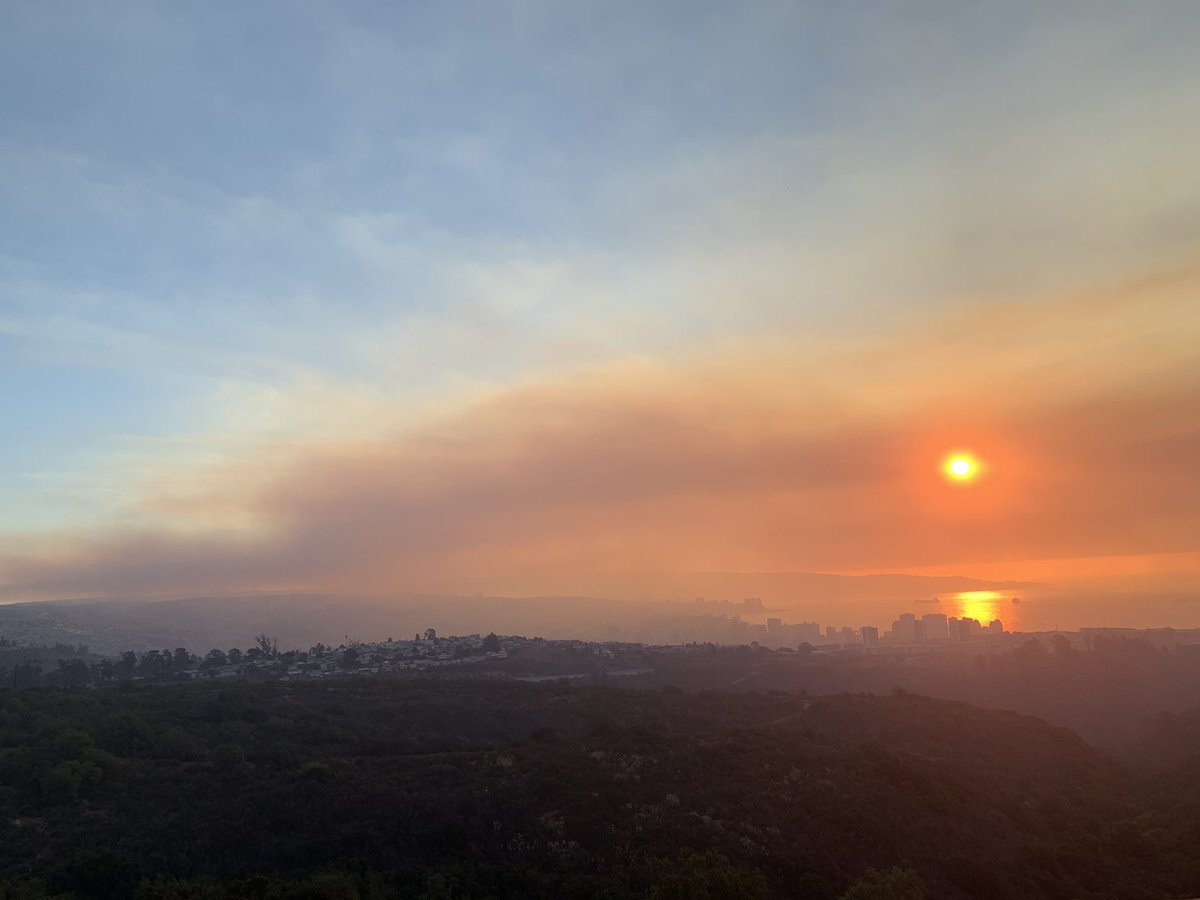 veroaleda's tweet photo. Se suma el humo del #IncendioForestal de #Curauma que lleva 140 hectáreas al que actualmente afecta a #PlayaAncha en #Valparaiso El olor a bosque quemado y la imagen sobre la ciudad lo dice todo 😪 https://t.co/u7ySWQxGMy