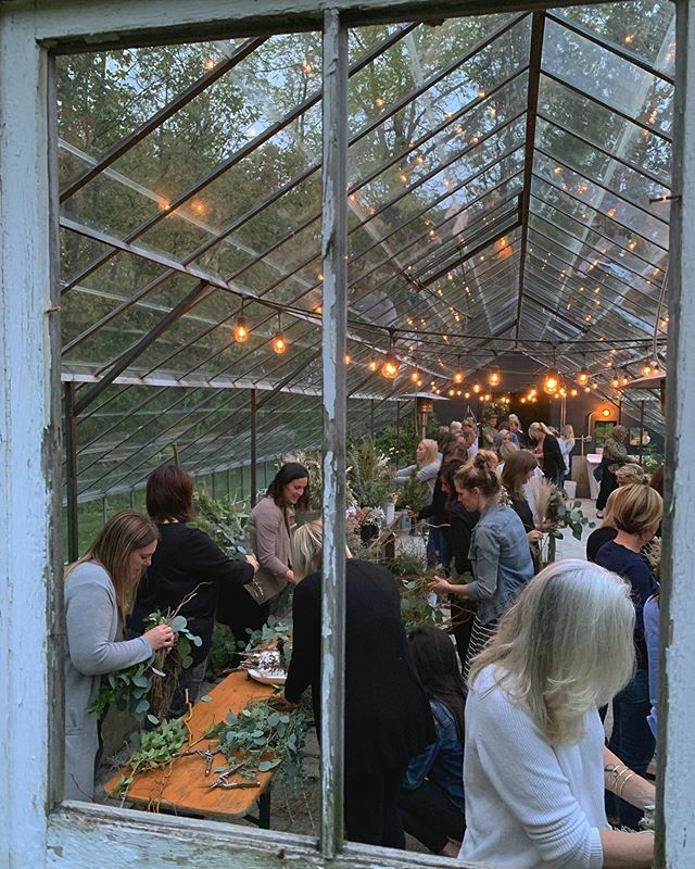 _SpringSweet's tweet image. Please join us for a creative night of revelry at our Modern Holiday Wreath Workshop! We have two workshops available:⁣
⁣
Friday, Nov 22 6:30-8:30pm⁣
Saturday, Nov 23 10am-12⁣
⁣
$65 - Drinks and treats provided as well as all of the supplies need… ift.tt/32jRBeT