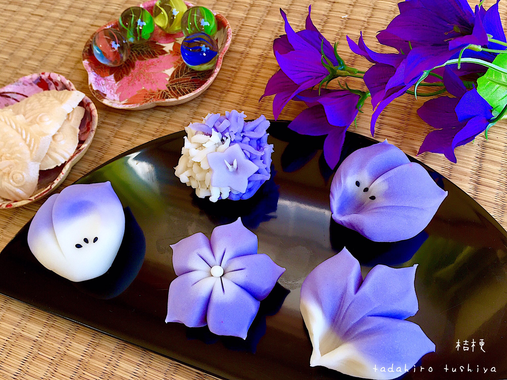 和菓子職人 土屋 タダヒロ 和菓子お兄さん 朝貌の花 あさがおのはな 秋も終わりかけですが 万葉集 日本最古の歌集 で秋の七草と歌われている 朝貌の花 この頃は朝顔は日本に無く 木槿 むくげ や 桔梗 ききょう のことを朝貌と呼びました