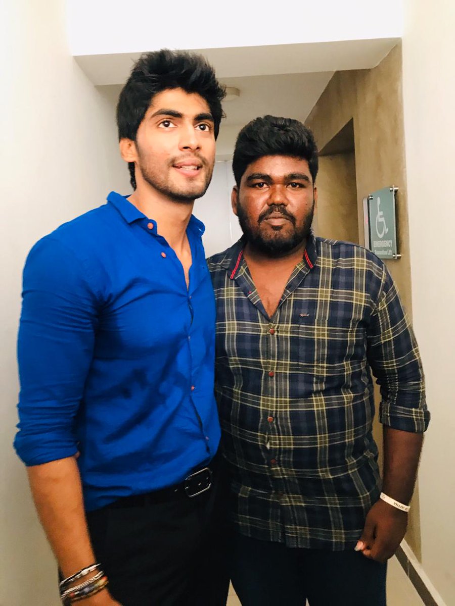 KSShanthakumar1's tweet photo. Love Overflowing Moment 💙💚
With Tharshan Anna❤
Thank you Thalaivaaa💪🏻
#BigBoss3tamil 
@tharshanarmy2 @Tharshan_Offl https://t.co/K2dQKQgmcU