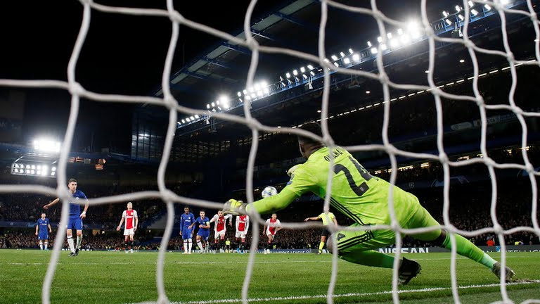 Hugo92089129's tweet photo. #CHEAJA #Chease Tava assistiu o jogo do Liverpool,mudei de canal para ver o outro jogo é estava 4 a 1 para o Ajax,é de repente quando eu voltei para ver,tava 4 a 4. https://t.co/fhW0yXPAi0