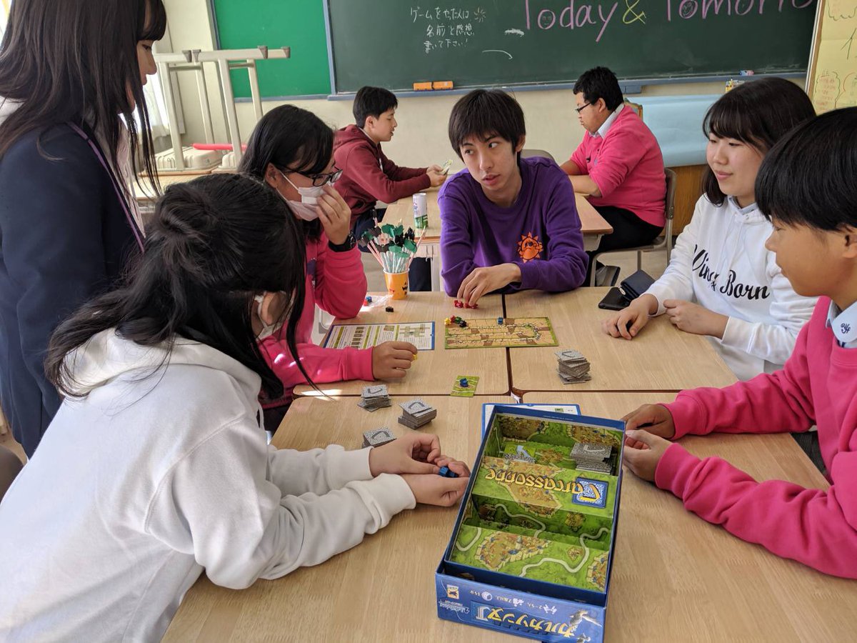 東京都立第四商業高等学校 英語同好会活動報告 文化祭では 世界のゲームを調べて展示しました また 実際に多くの人に実際に ゲームをやってもらうことができました 初めてやってみたゲームに対して おもしろい やめられない という声が聞かれ
