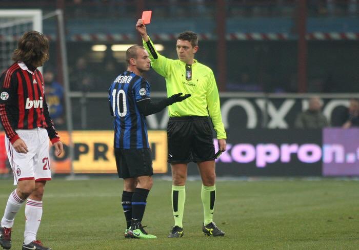 Het cynische applausje werd eerder al keihard afgestraft. 2010, derby van Milaan. #rocchi