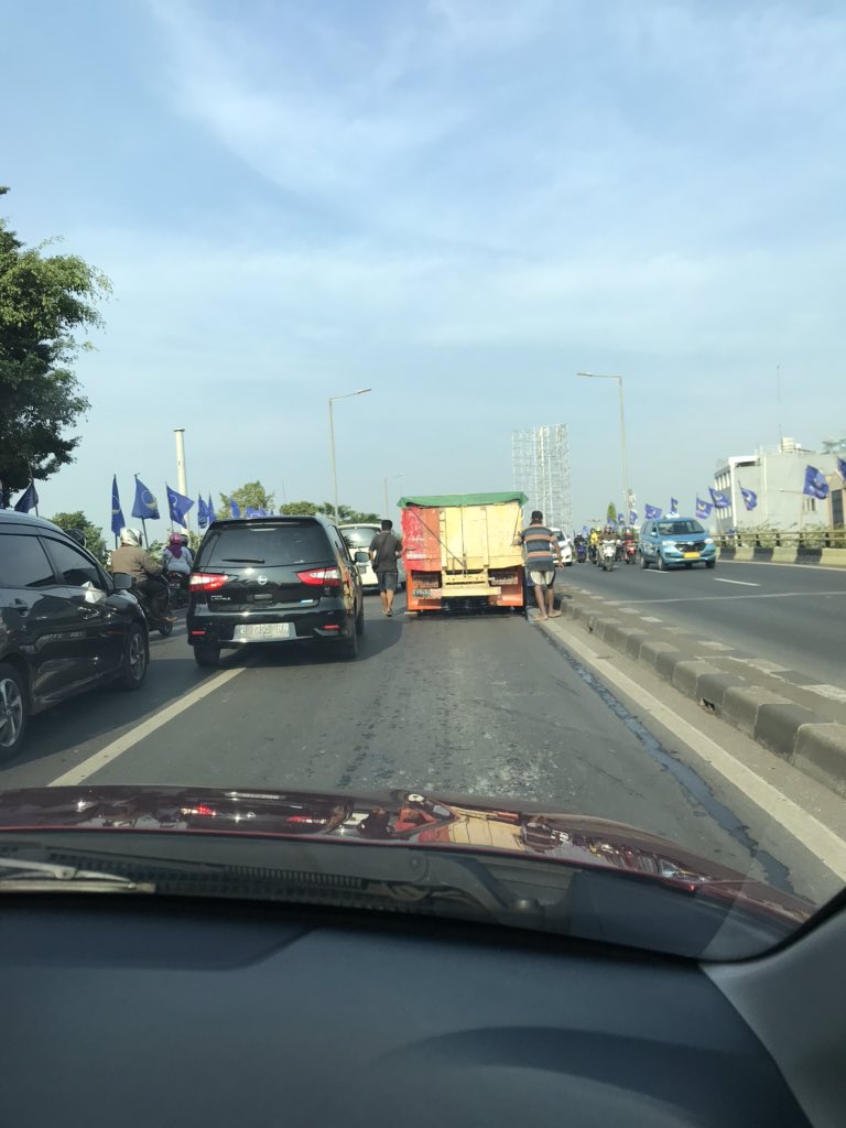 Truk mogok di layang kp melayu arah tebet, lajur kanan. Ambil lajur kiri dan waspada. <a href="/TMCPoldaMetro/">TMC Polda Metro Jaya</a>  @mnctrijayafm
