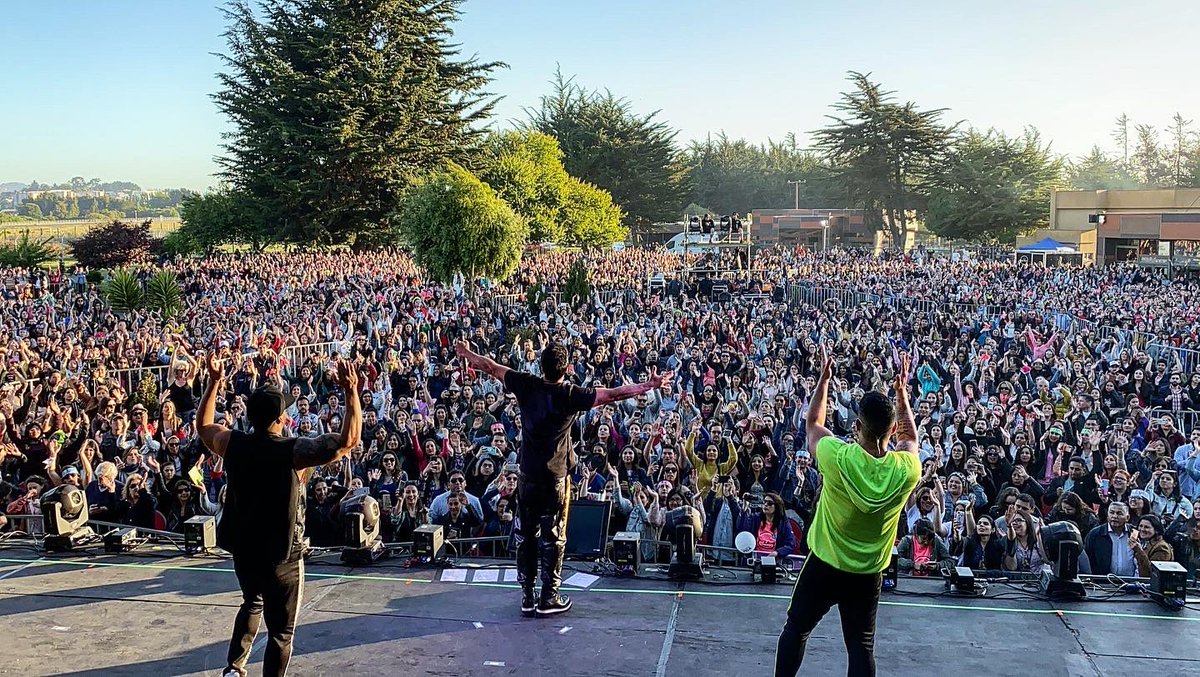 LuisFonsi's tweet photo. No me esperaba este recibimiento! La música nos une🙏🏽 Gracias a toda mi gente de la región Bio Bio (y a todos los que viajaron para estar aquí) Chile, te amo ❤️🇨🇱🇵🇷#VIDAWorldTour 🌎 https://t.co/qGjZUCGgIe