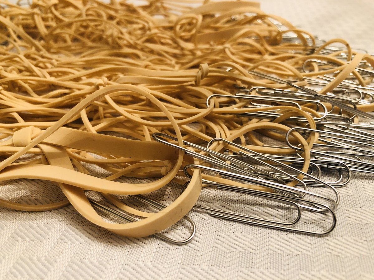 signprotest's tweet photo. Post signs quickly w/homemade mini-bungie cords (rubber bands + paper clips). #Resist #Resistance #VoteBlue #BlueWave2020 #ImpeachAndRemove #impeach #signprotest #FreeSpeech #1A #FirstAmendment https://t.co/uuDI347Ve6