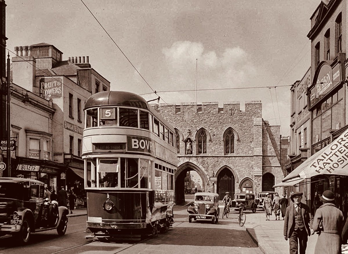 High Street, #Southampton. 
After April 1932 as traffic is going round the east side of the Bargate.<a href="/BargateQuarter/">BargateQuarter</a> <a href="/SotonLibraries/">SouthamptonLibraries</a> <a href="/Go_Southampton/">GO! Southampton</a> <a href="/UnseenSoton/">Unseen Southampton</a> <a href="/RedditSoton/">Reddit_Southampton</a>