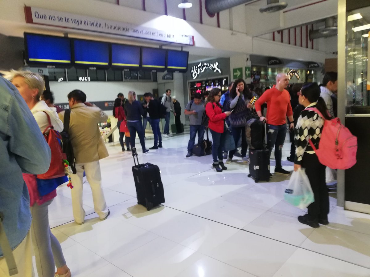 CheckoHill's tweet image. Así la modernidad en el @AICM_mx 
Pantallas fallando y la gente no idea de su vuelo.