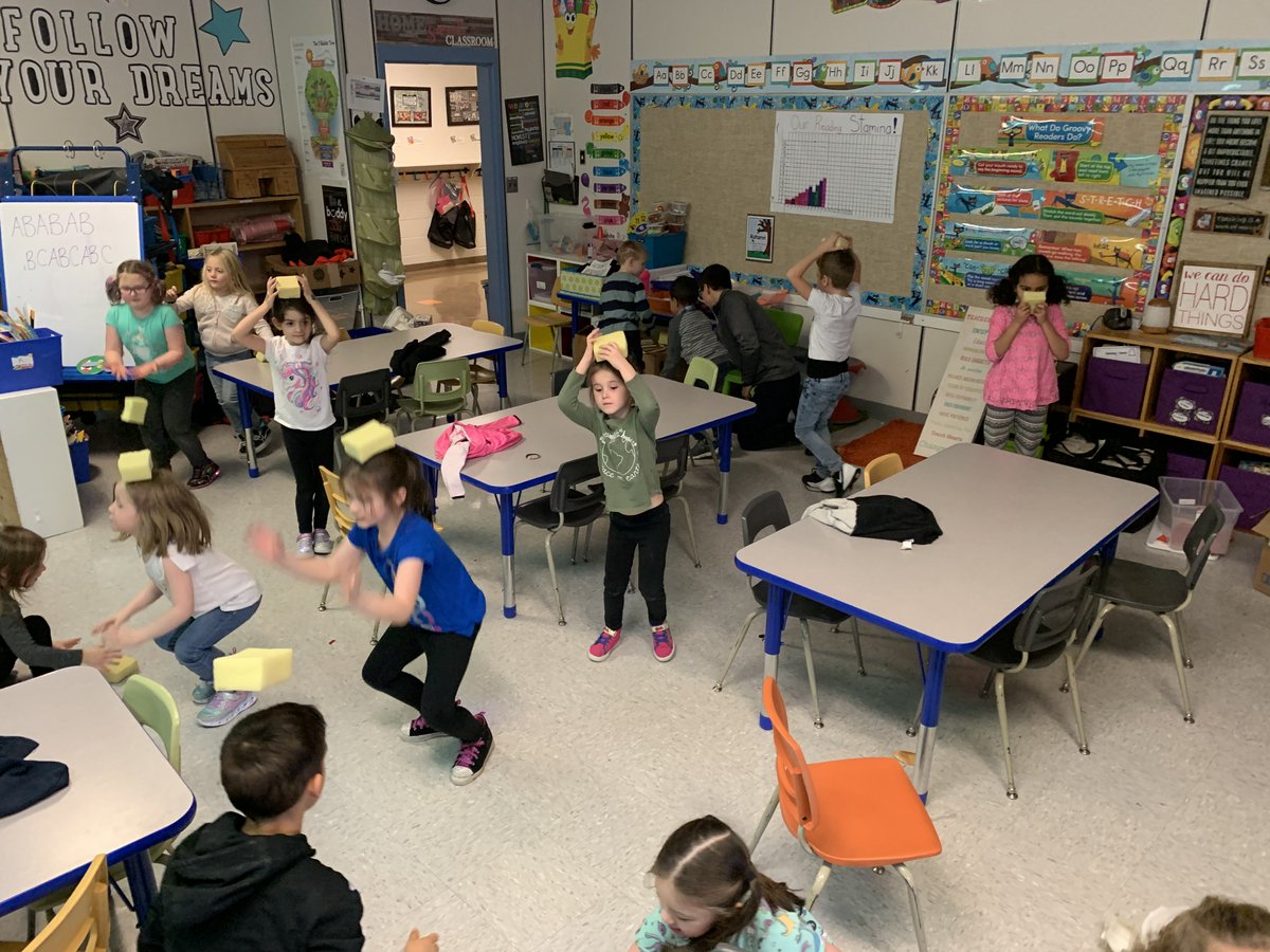 MrsSaundersCG's tweet image. Thank so much to @Mr_Shewchuk for coming in and showing us some awesome DPA games - sure to come in handy for those indoor recess days! #dpa #nospacenoproblem #APPLEschools @FMPSD @APPLESchools @BeaconhillFMPSD @abbott_graham @YMM_kj