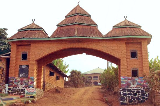 mbeatowe's tweet photo. Coup de Chapeau:#Tsingbeu est une localité située ds la #Menoua, arrondissement de #NkongNi vers #Dschang.#Tockem le nom d‘une association dynamique qui y investit avec succès dans le tourisme durable,la santé,l’architecture avec matériaux locaux etc. Web:https://t.co/At8kPAaRuR https://t.co/DkaJKlSdd1