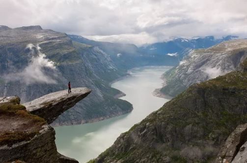 'Mühim olan yükseklere çıkıp hayata tepeden bakmak değildir. Mühim olan ne kadar yükselsen de her şeye eşit mesafeden bakabilmektir.' - Şems