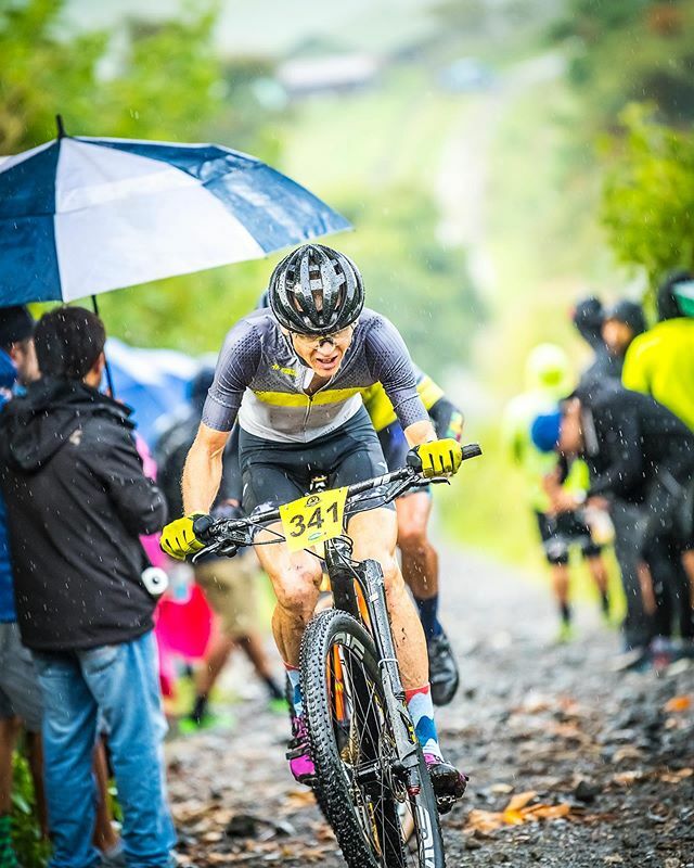 Otra foto 📸 muy linda de @josuefphoto Subiendo los volcanes Irazu y Turrialba. Subimos por los nubes y lluvia, y llegamos arriba al sol 🌞☀️ y vistas buenisimas 👀🌋
——————————————
Another nice photo 📸 from @josuefphoto climbing the Irazu and Turria… ift.tt/2CdrpYX