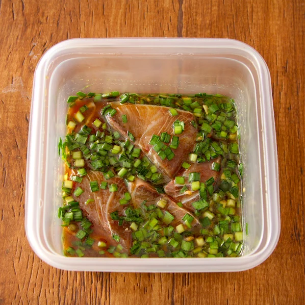 一瞬でごはんが無くなる！美味しすぎて箸が止まらなくなっちゃう「刺身のニラだれ漬け」のレシピ！