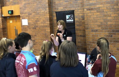 MuirsTas's tweet photo. Far NW Tas @eemuir agronomist Bec using the skin off 1/16th of an apple to demonstrate to the next gen of agriculturalists attending #milkingforthefuture how important our arable soils are! 😲🍏🍎🐄🥛 https://t.co/dqJmRPEJ89