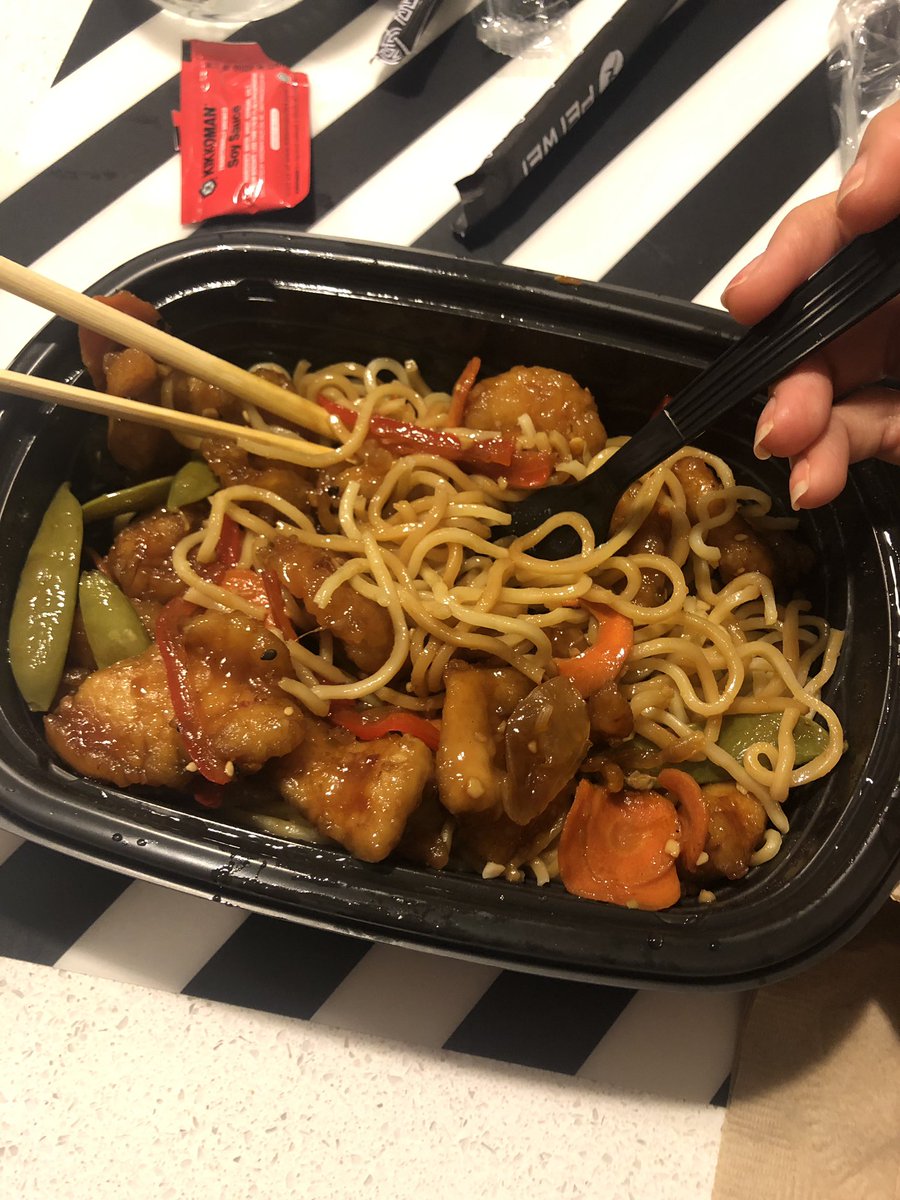 BiaRodrigs's tweet photo. cheguei em casa e tinha uma marmita de comida chinesa pra mim, china em box de orlando tudo para mim. https://t.co/nNXWBZK4dl