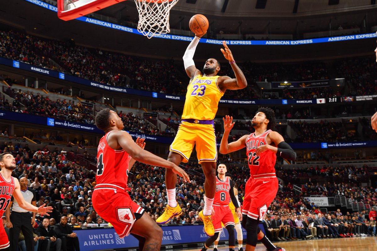 BleacherReport's tweet photo. Bron was on a tear during the Lakers' road trip ���

At Mavs: 39 PTS | 16 AST | 12 REB
At Spurs: 21 PTS | 13 AST | 11 REB
At Bulls: 30 PTS | 11 AST | 10 REB

All wins. Year 17. https://t.co/yf0qtiAXxe