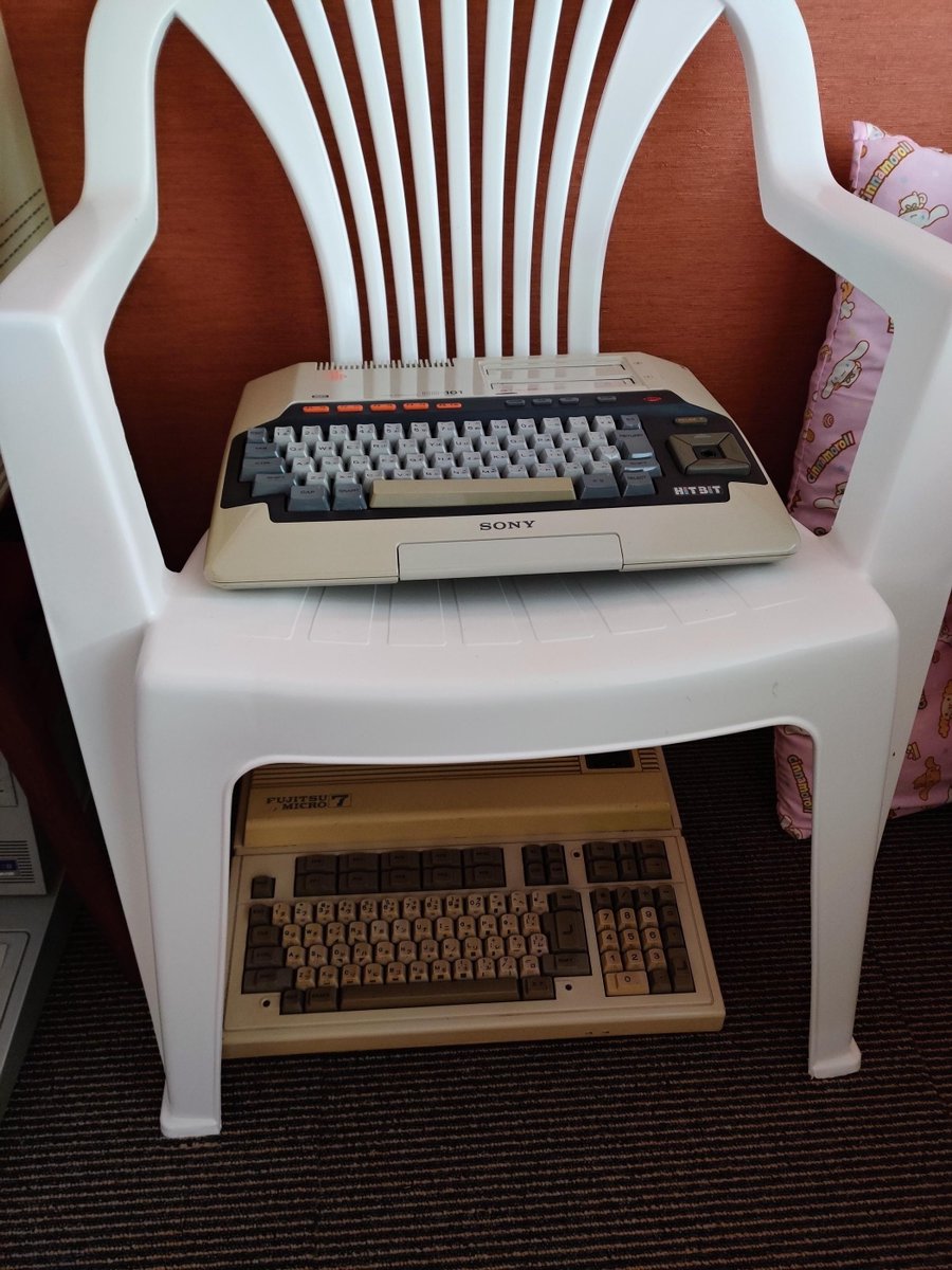 seikinro's tweet image. 取っ手の付いた可愛いヤツ(^^ )
置くところがないのでこんな所に。
#MSX #温泉 #hitbit