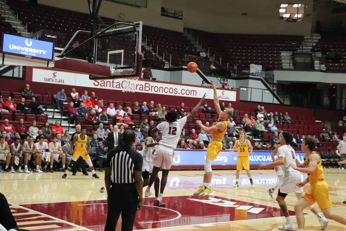 UCSCAthletics's tweet image. HALFTIME at the Leavey Center: @SlugBasketball trail @SCUBroncos 52-32. Haakon Ullrich &amp;amp; Patrick Ramos each have 9 points
#goslugs #NoKnownPredators