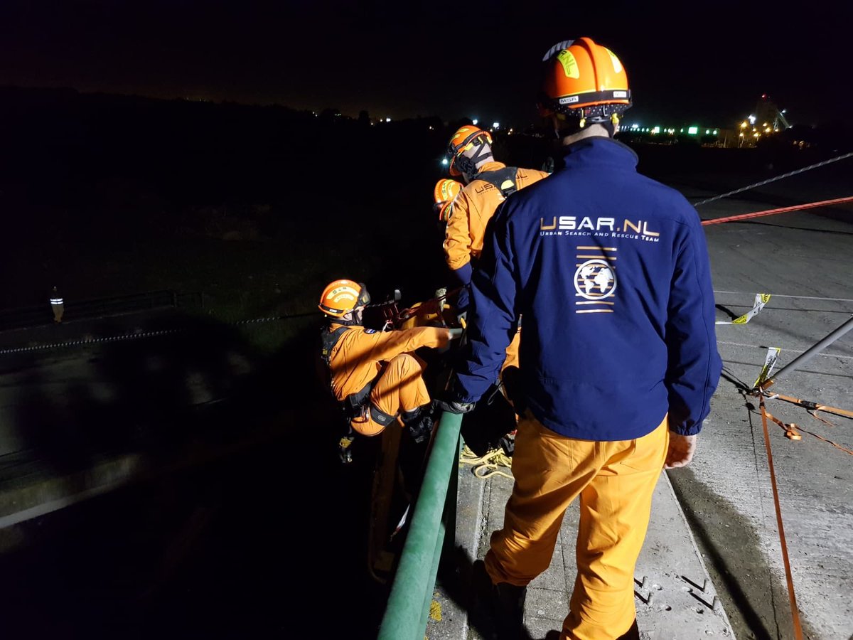 USARNL's tweet image. De laatste oefendag is aangebroken. Onze reddingswerkers zijn bezig op een viaduct met een diepteredding. #EUModex