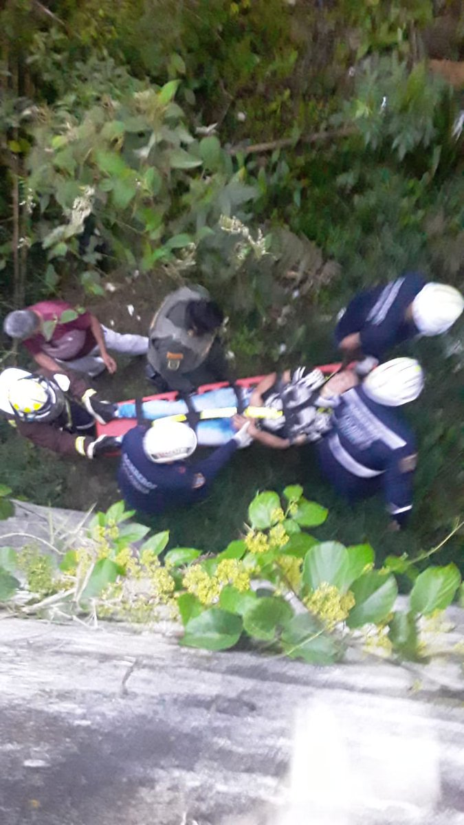 Bomberos timbio realiza el rescate de una persona en alto estado de alicoramiento que sufre caída desde un puente de aproximadamente  5 metros de altura, sé estabiliza paciente y se traslada al hospital local
