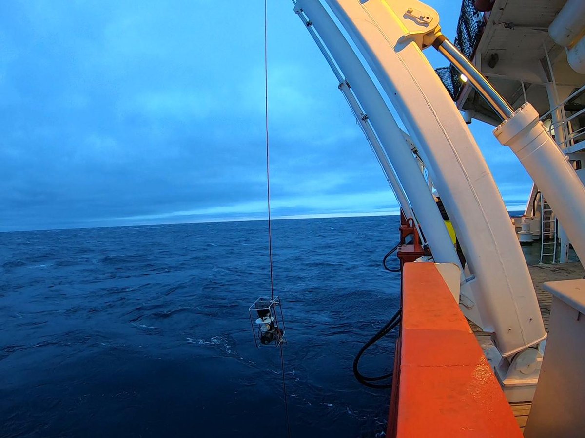 SCALExperiment's tweet photo. The ship is back to open ocean and steaming along the ice edge. Successful deployment of McLane pump to filter large quantities of water. https://t.co/AaQCCQFoQy