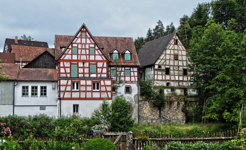 Timber framing is by far the most ecologically sustainable and economical way of building homes in the widest range of climates, but even inside the category of timber framing (fachwerkhaus, colombage tudor style etc) there's something even more sustainable: round pole timber. —>