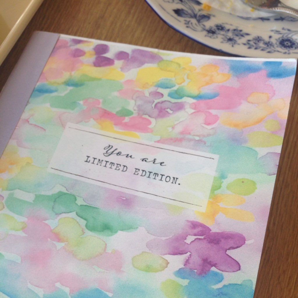 fumi_presents's tweet image. 色々頭と心の整理中。この試作ノート見るたびウキウキする✨そして、色々思いつく！気分が上がるアイテムを自分の側に置くって大事だよねぇ♡#thatandthis #notebook #handbinding #handmade #手装丁 #ノート #紙モノ #文房具 #stationary