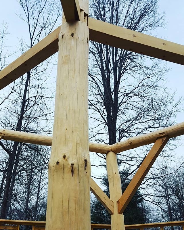 Technically they are not much different from normal timber framing, maybe a little easier to learn and handle for the beginner (not least because if you make a mistake you can use it for firewood), and can also be easily combined with square traditionally cut lumber.