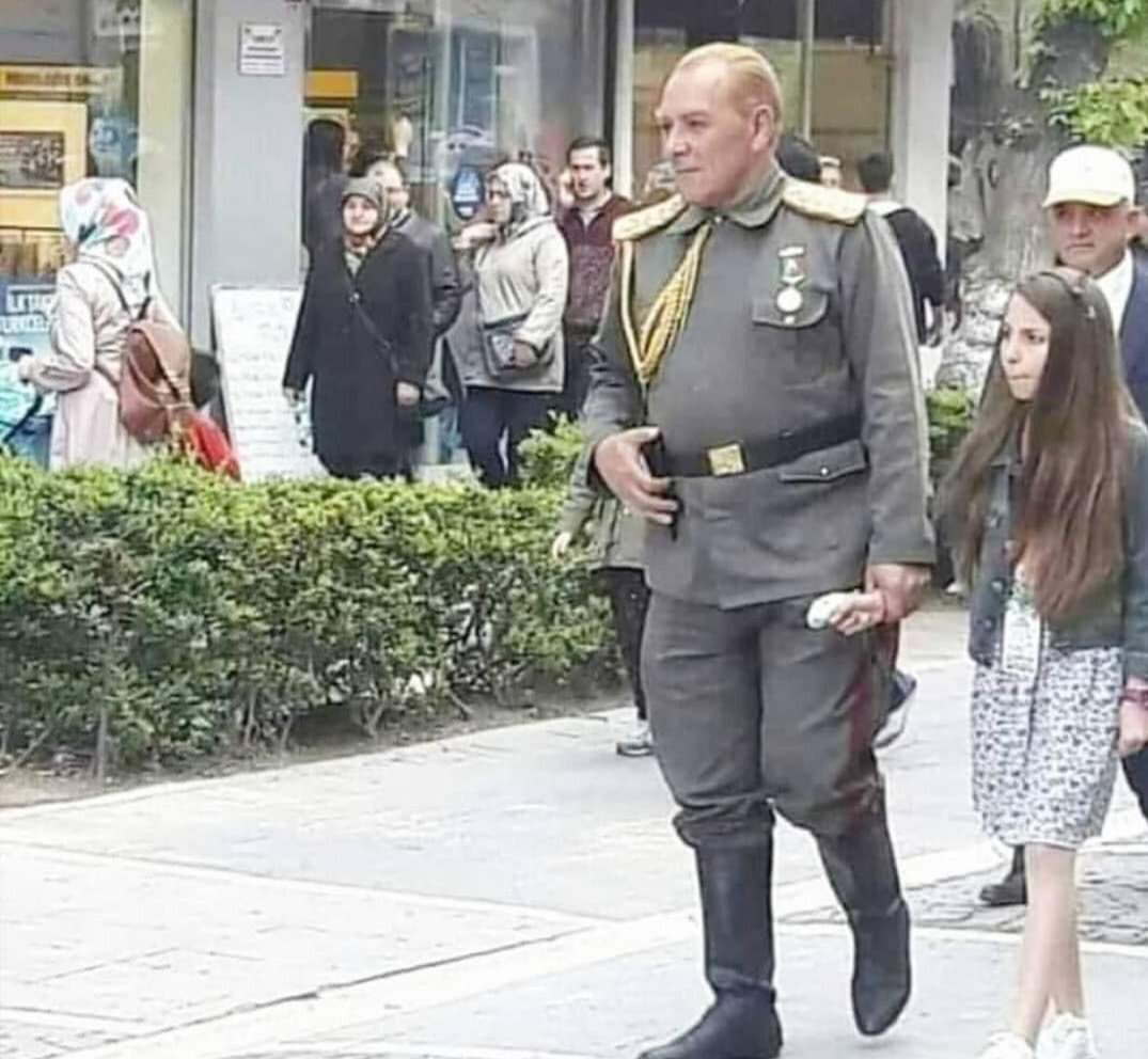 Ne gereksiz bir şey! Atatürk’ü bu basit anlayışla sahiplenmek çok sevimsiz. Bence Atatürk’ün anısına haksızlık.